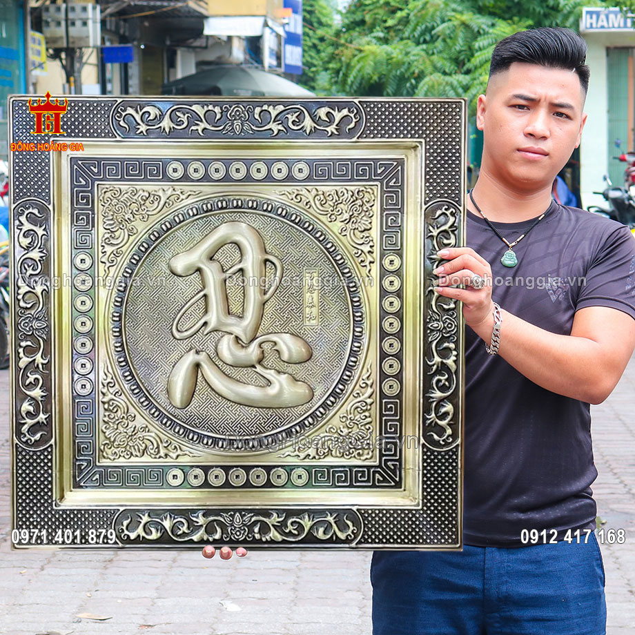 Tranh chữ nhẫn bằng đồng hun được nghệ nhân chế tác hoàn toàn thủ công tinh xảo